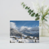 Klein dorp met Dolomites-bergen in de sneeuw Briefkaart (Staand voorkant)