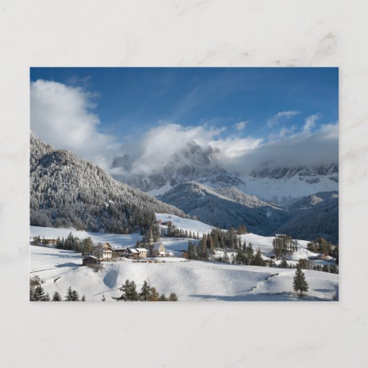 Klein dorp met Dolomites-bergen in de sneeuw Briefkaart (Voorkant)