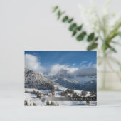Klein dorp met Dolomites-bergen in de sneeuw Briefkaart (Staand voorkant)