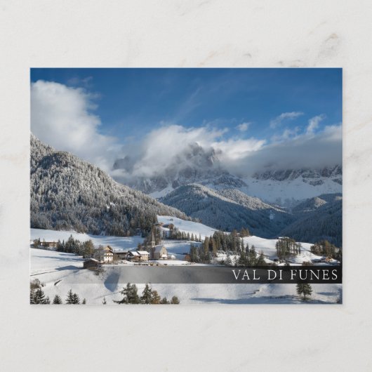Klein dorp met Dolomites-bergen in de sneeuw Briefkaart (Voorkant)