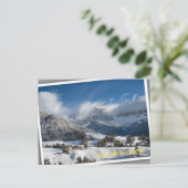 Klein dorp met Dolomites-bergen in de sneeuw Briefkaart (Staand voorkant)