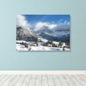 Klein dorp met Dolomites-bergen in de sneeuw Canvas Afdruk (Insitu (Houten vloer))