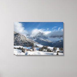 Klein dorp met Dolomites-bergen in de sneeuw Canvas Afdruk