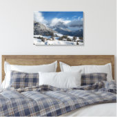 Klein dorp met Dolomites-bergen in de sneeuw Canvas Afdruk (Insitu (Slaapkamer))
