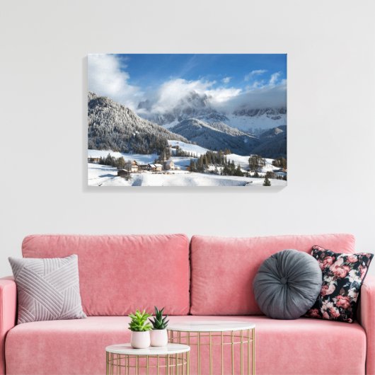 Klein dorp met Dolomites-bergen in de sneeuw Canvas Afdruk (Insitu (Woonkamer))