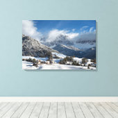 Klein dorp met Dolomites-bergen in de sneeuw Canvas Afdruk (Insitu (Houten vloer))
