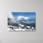 Klein dorp met Dolomites-bergen in de sneeuw Canvas Afdruk (Voorkant)