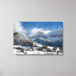Klein dorp met Dolomites-bergen in de sneeuw Canvas Afdruk