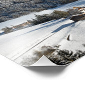 Klein dorp met Dolomites-bergen in de sneeuw Foto Afdruk (Hoek)