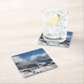 Klein dorp met Dolomites-bergen in de sneeuw Kartonnen Onderzetters (Insitu)