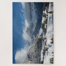 Klein dorp met Dolomites-bergen in de sneeuw Legpuzzel