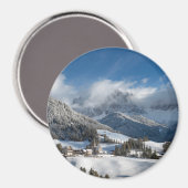Klein dorp met Dolomites-bergen in de sneeuw Magneet (Voorkant / Achterkant)
