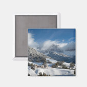 Klein dorp met Dolomites-bergen in de sneeuw Magneet (Voorkant / Achterkant)