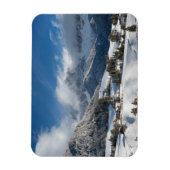 Klein dorp met Dolomites-bergen in de sneeuw Magneet (Verticaal)