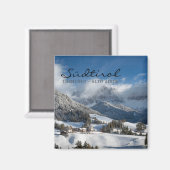 Klein dorp met Dolomites-bergen in de sneeuw Magneet (Voorkant / Achterkant)