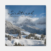 Klein dorp met Dolomites-bergen in de sneeuw Magneet (Voorkant)