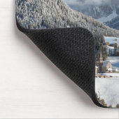 Klein dorp met Dolomites-bergen in de sneeuw Muismat (Hoek)