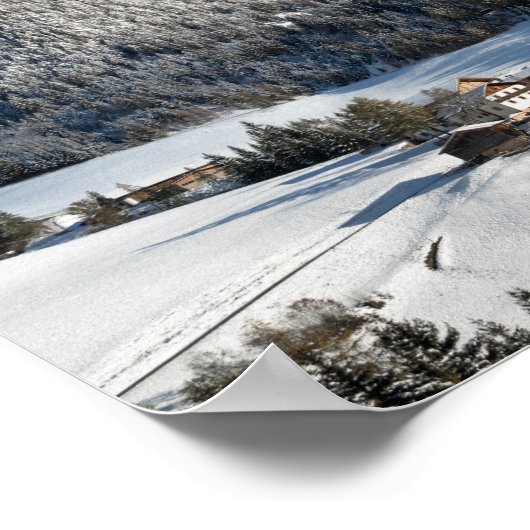 Klein dorp met Dolomites-bergen in de sneeuw Poster (Hoek)