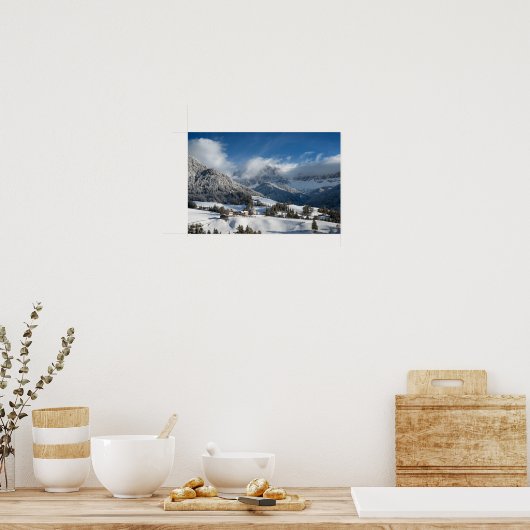 Klein dorp met Dolomites-bergen in de sneeuw Poster (Keuken)