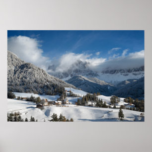 Klein dorp met Dolomites-bergen in de sneeuw Poster