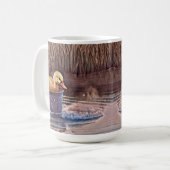 Klein geel bedekletsen in emmer koffiemok (Voorkant links)