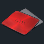 Klein gepolijste rode metalen achtergrond laptop sleeve<br><div class="desc">Elegante, moderne rode tinten hebben een metalen textuur gepolijst. Facultatief monogram.</div>