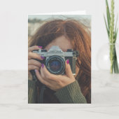 KLEIN! HET IS JE BIRTHDAY! MEISJE MET CAMERA-KAART KAART (Voorkant)