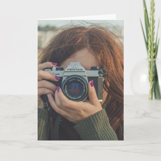 KLEIN! HET IS JE BIRTHDAY! MEISJE MET CAMERA-KAART KAART (Voorkant)