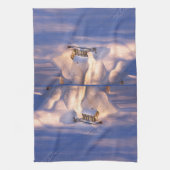 Klein huis in de sneeuwhanddoek theedoek (Verticaal)