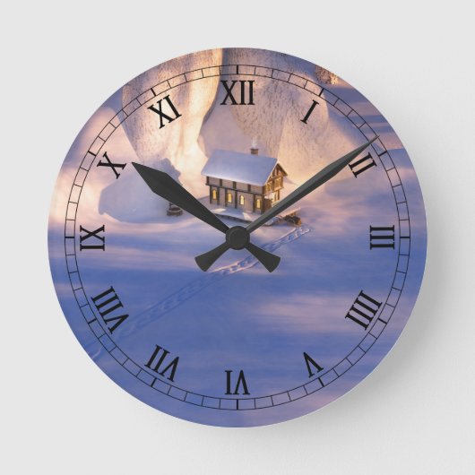 Klein huis in de sneeuwklok ronde klok (Voorkant)