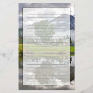 Klein huis op het meer briefpapier