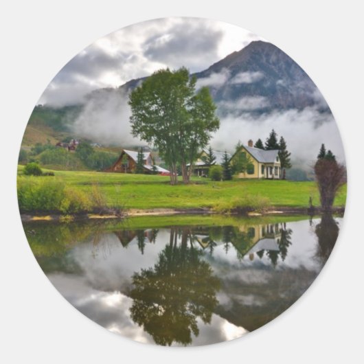 Klein huis op het meer ronde sticker (Voorkant)