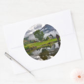 Klein huis op het meer ronde sticker (Envelop)
