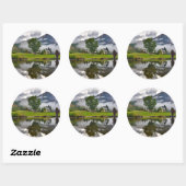 Klein huis op het meer ronde sticker (Vel)