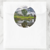 Klein huis op het meer ronde sticker (Tas)