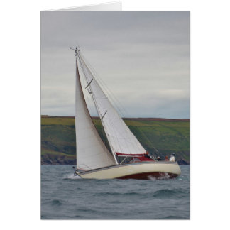 Klein jacht op zeilen, hard