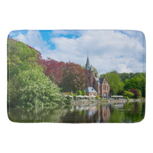 Klein kasteel bij het meer in Brugge, België Badmat