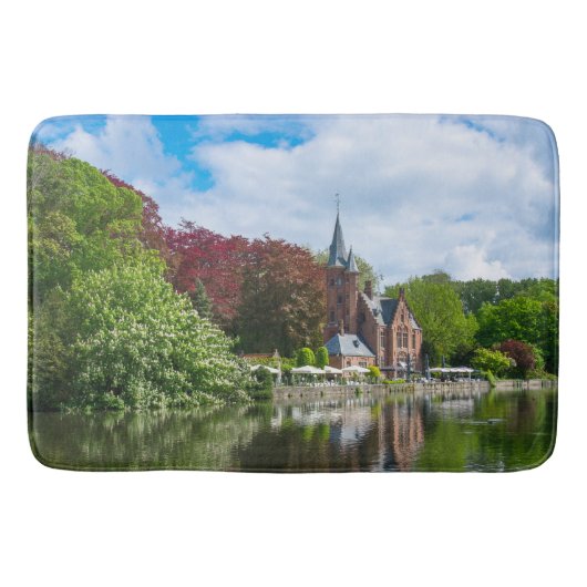Klein kasteel bij het meer in Brugge, België Badmat (Voorkant)