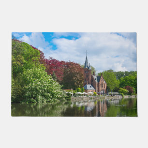 Klein kasteel bij het meer in Brugge, België Deurmat