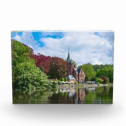 Klein kasteel bij het meer in Brugge, België Fotoblokken (Voorkant)