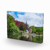 Klein kasteel bij het meer in Brugge, België Fotoblokken (Rechts)