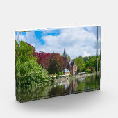 Klein kasteel bij het meer in Brugge, België Fotoblokken (Links)