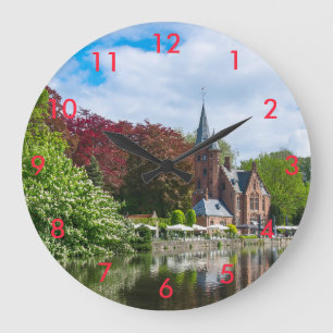 Klein kasteel bij het meer in Brugge, België Grote Klok