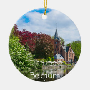Klein kasteel bij het meer in Brugge, België Keramisch Ornament