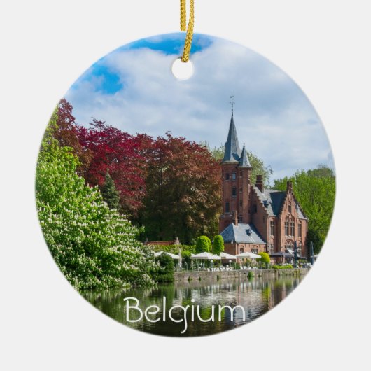 Klein kasteel bij het meer in Brugge, België Keramisch Ornament (Voorkant)