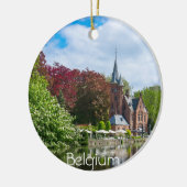 Klein kasteel bij het meer in Brugge, België Keramisch Ornament (Links)