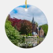 Klein kasteel bij het meer in Brugge, België Keramisch Ornament (Achterkant)