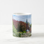 Klein kasteel bij het meer in Brugge, België Koffiemok (Center)