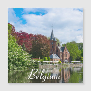 Klein kasteel bij het meer in Brugge, België Magne