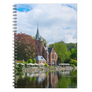 Klein kasteel bij het meer in Brugge, België Notitieboek